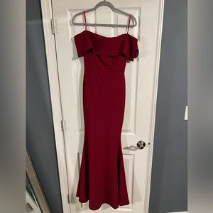 Never worn and ended up having to buy a dress in a different color